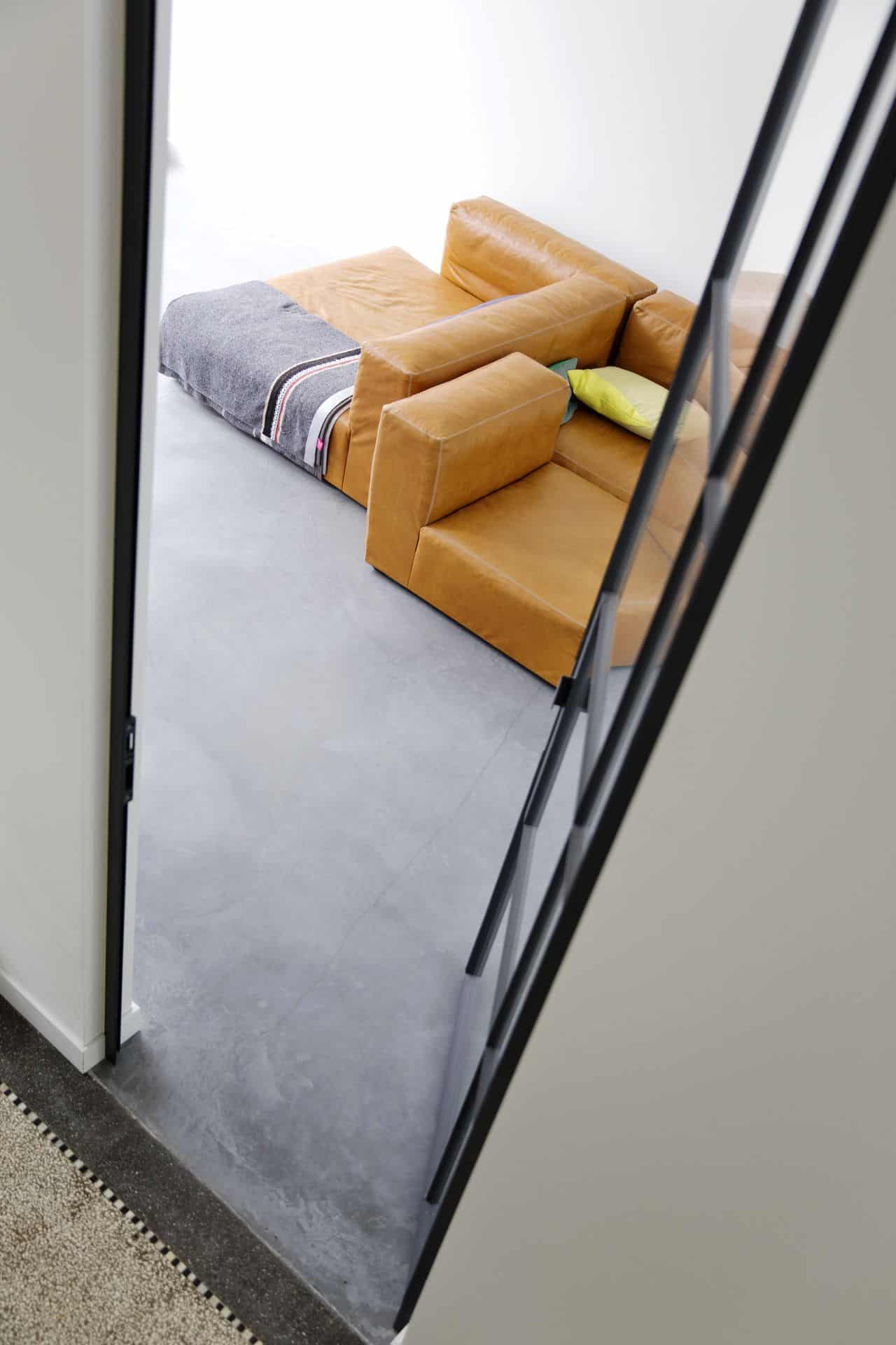 Afbeelding woonbeton in de voorkamer, beton woonkamer