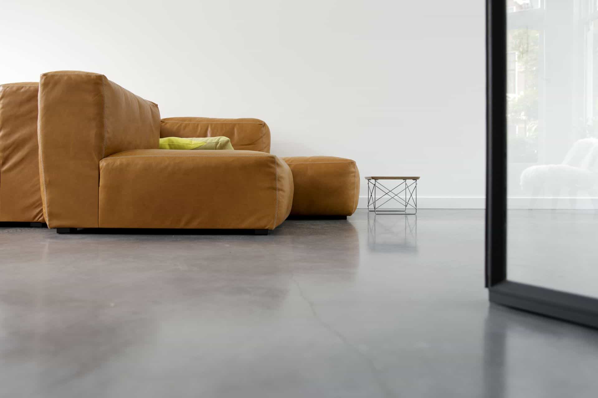 scheuren betonvloer, gevlinderde betonvloer woonkamer Den Haag Willem Designvloeren