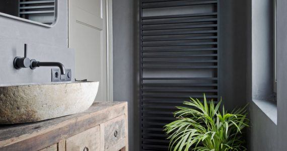 beton ciré badkamer met design radiator