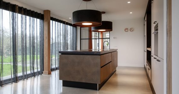 Gevlinderde woonbetonvloer in een moderne, industriële keuken