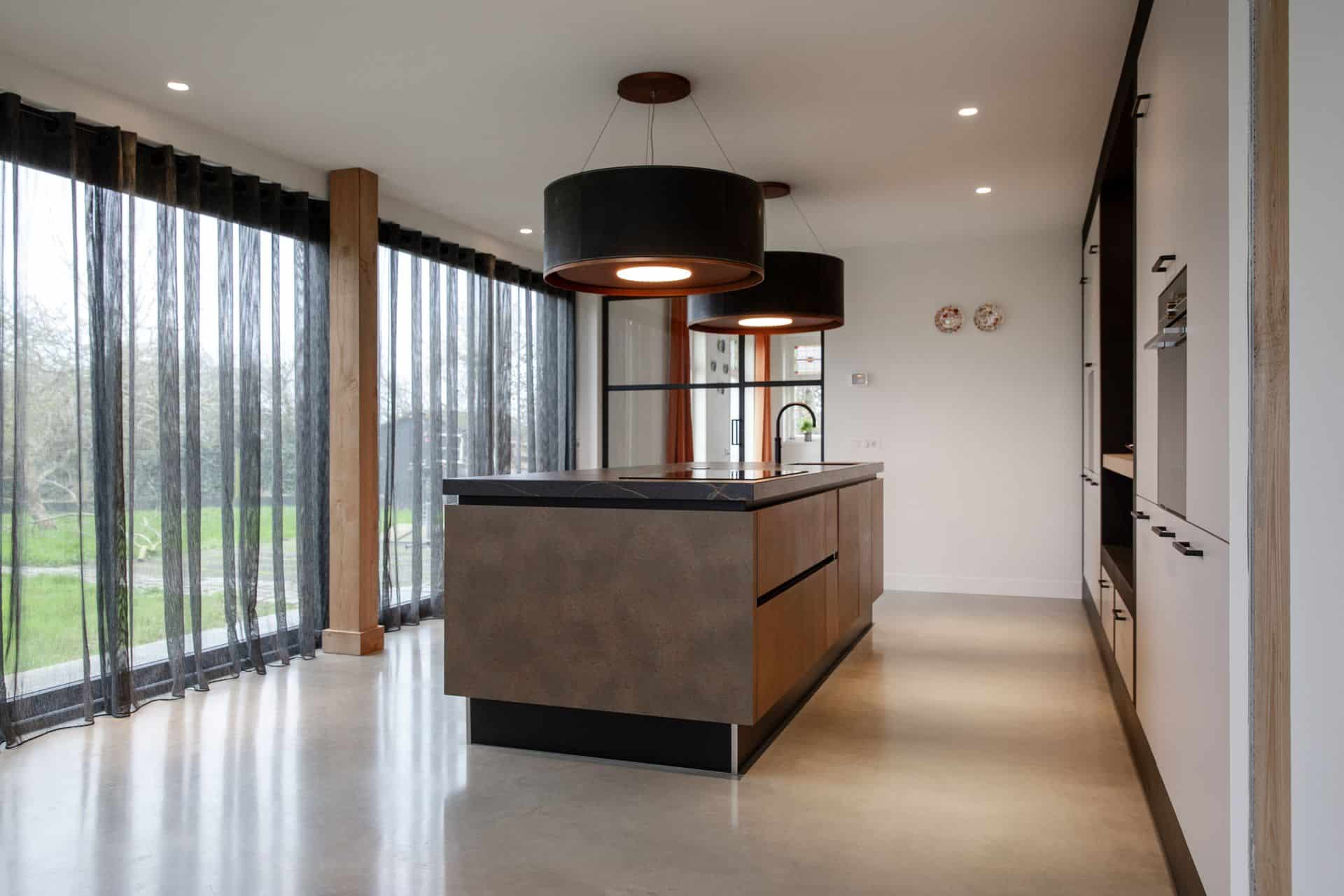 Gevlinderde woonbetonvloer in een moderne, industriële keuken