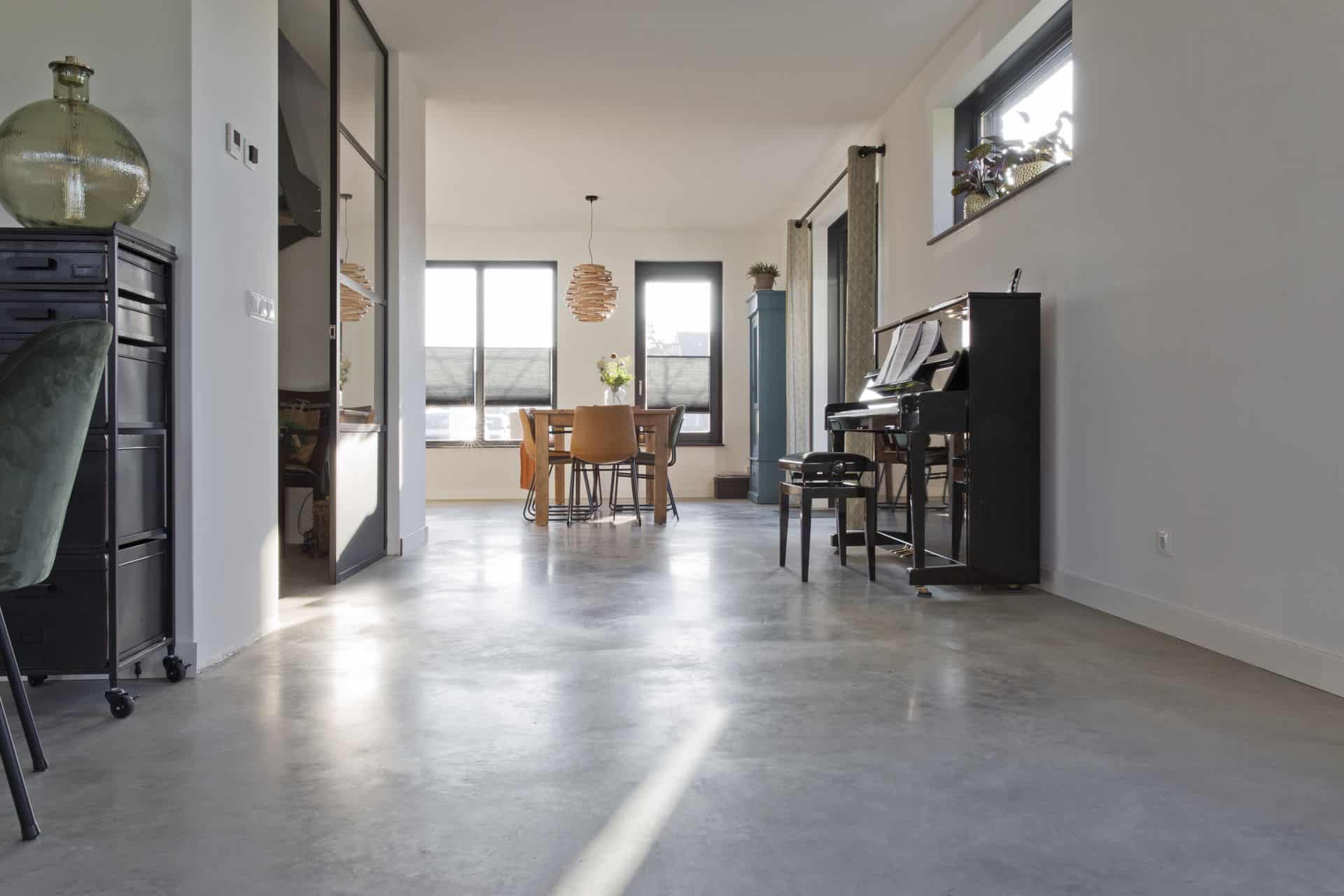 woning met gerealiseerde woonbeton vloer, betonnen vloer gevlinderd in woning