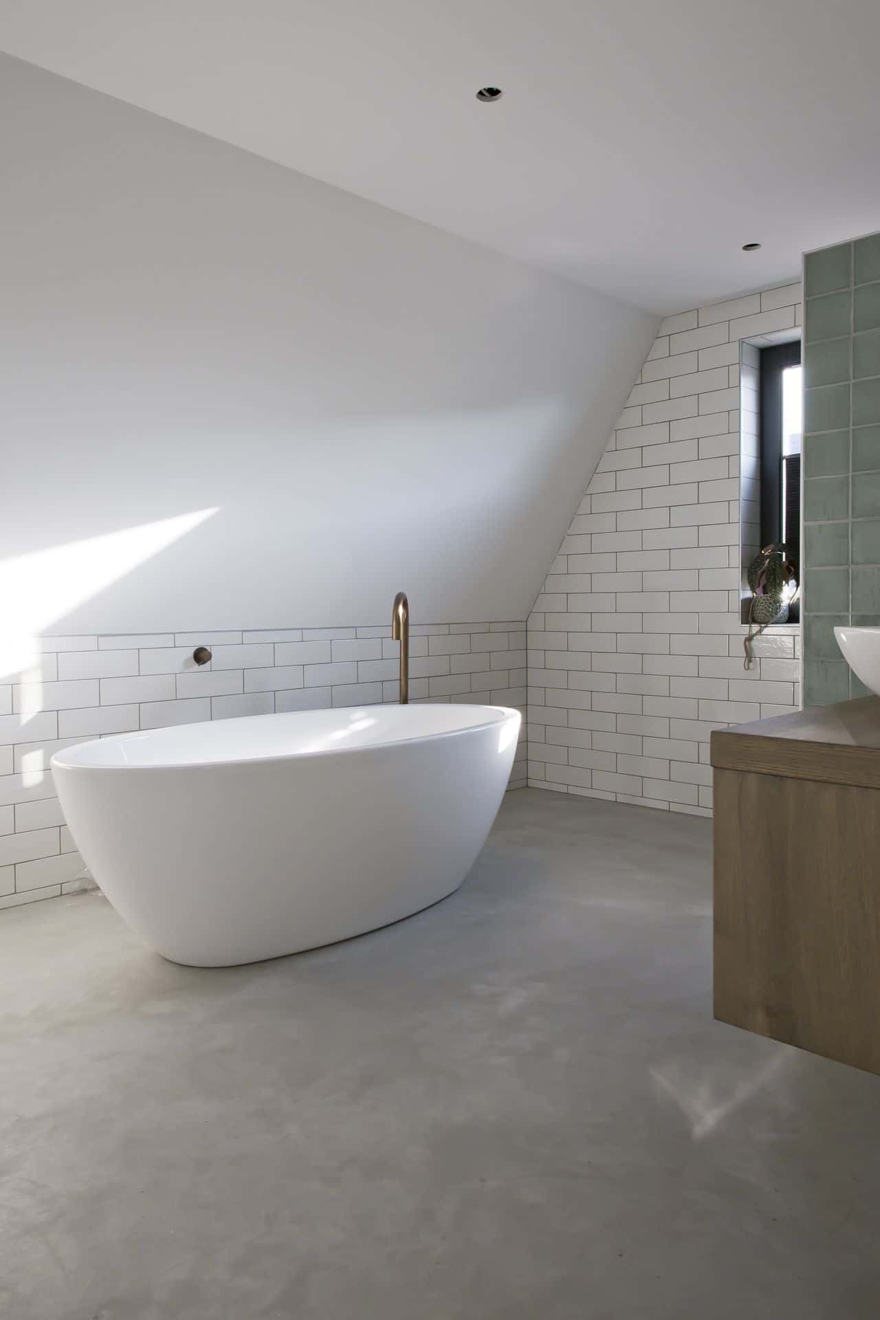 badkamer betonvloer gevlinderd, gevlinderde woonbeton vloeren in badkamer
