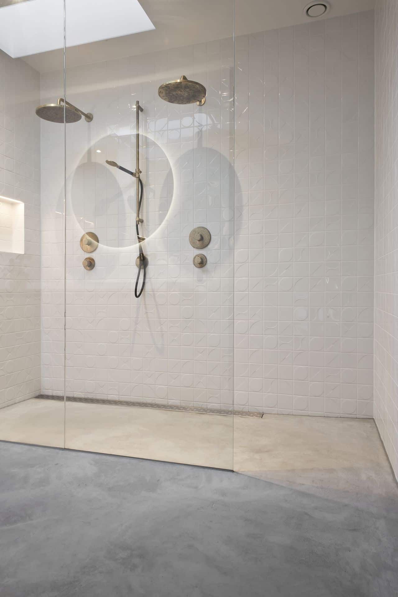 doucheruimte met betonvloer, gevlinderd beton in de badkamer, badkamer met betonvloer op afschot
