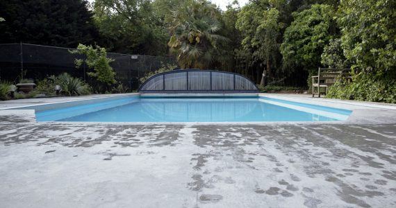 beton terras bij zwembad