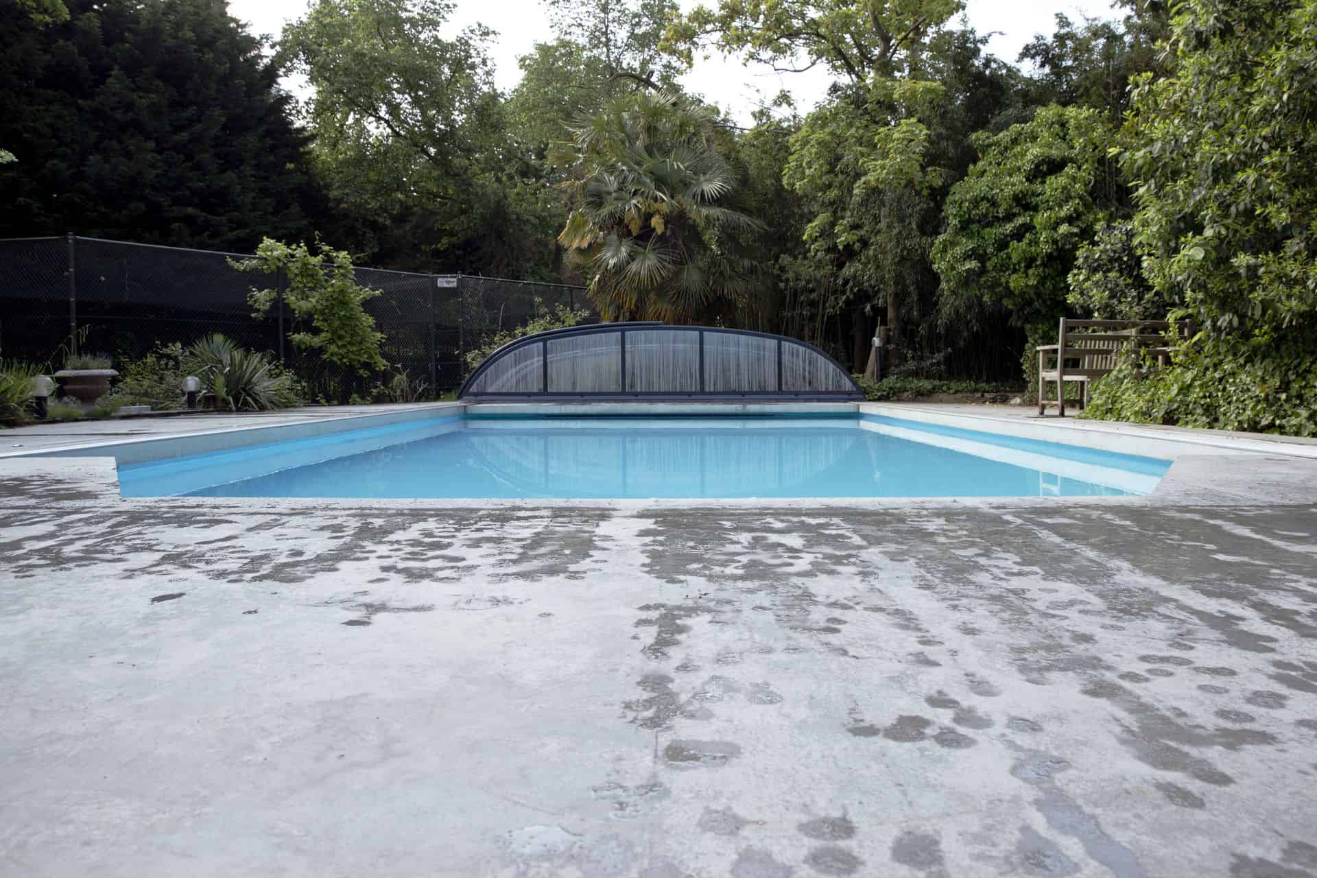 beton terras bij zwembad