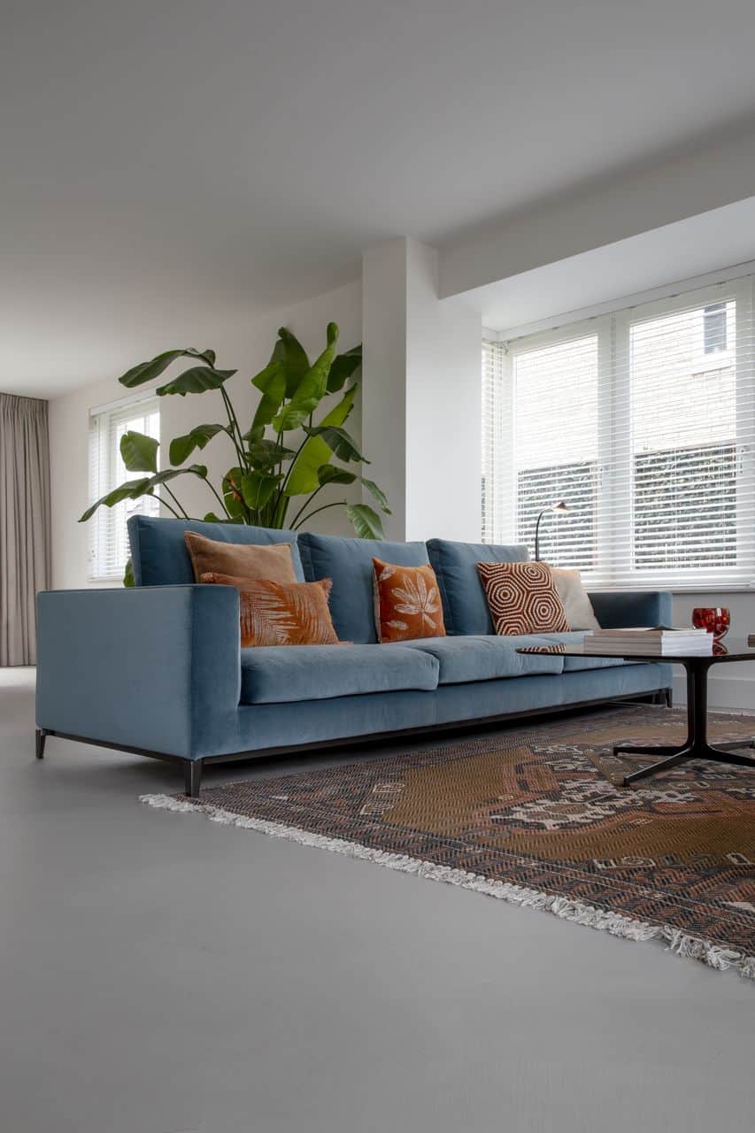 beton cire, blauwe bank, blue sofa, woonkamer beton ciré, woonkamer beton cire