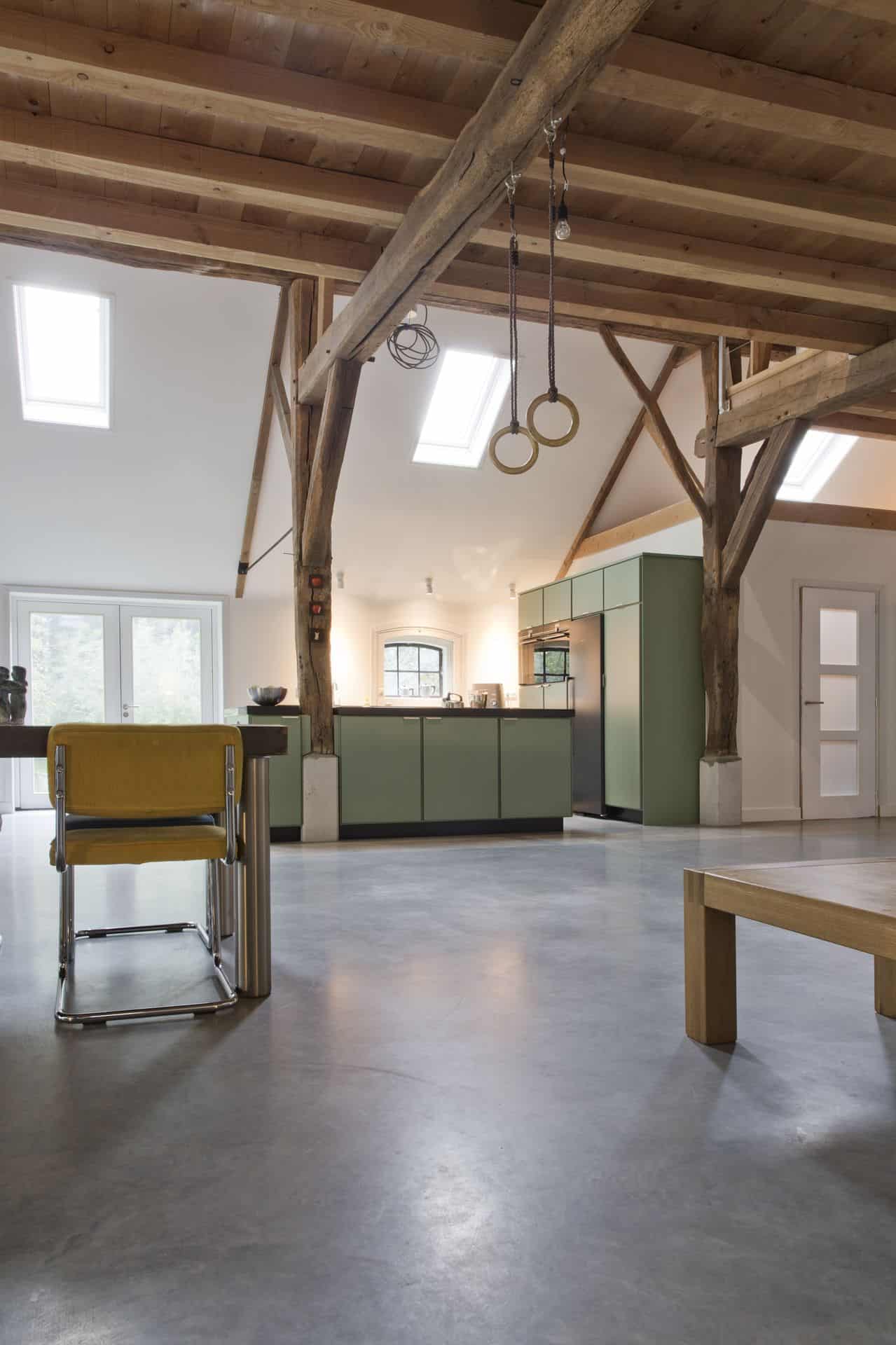 Gevlinderde woonbeton vloer in gerenoveerd boerderijwoning, beton combineren met hout