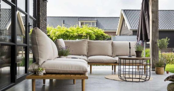 Buiten terras van beton met loungeset Veenendaal