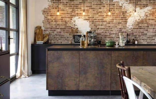 Steensmuur in industriële keuken Willem Designvloeren