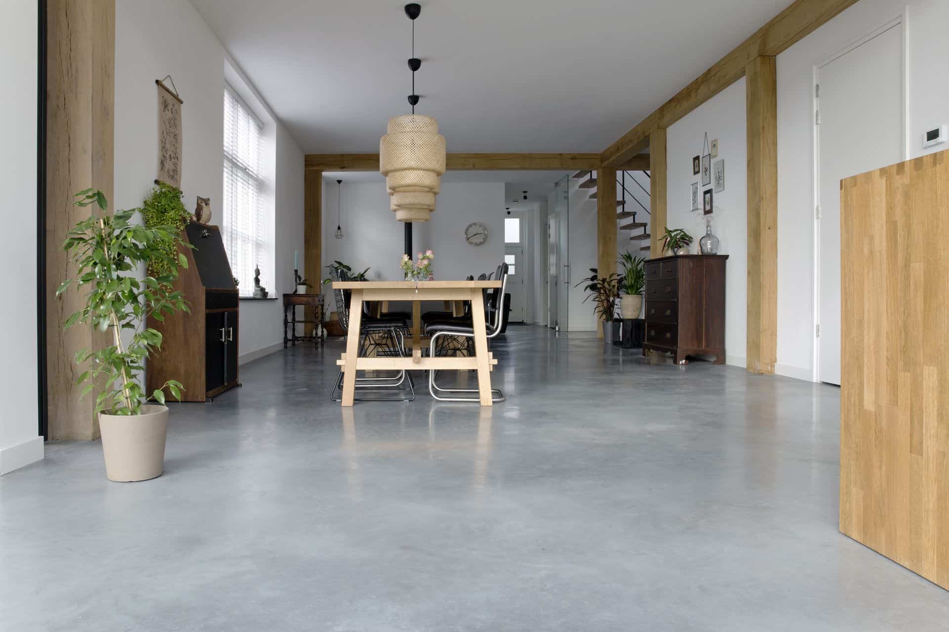onderhoud gepolierde beton, Gevlinderde betonvloer in eetkamer, eetkamer met betonnen vloer