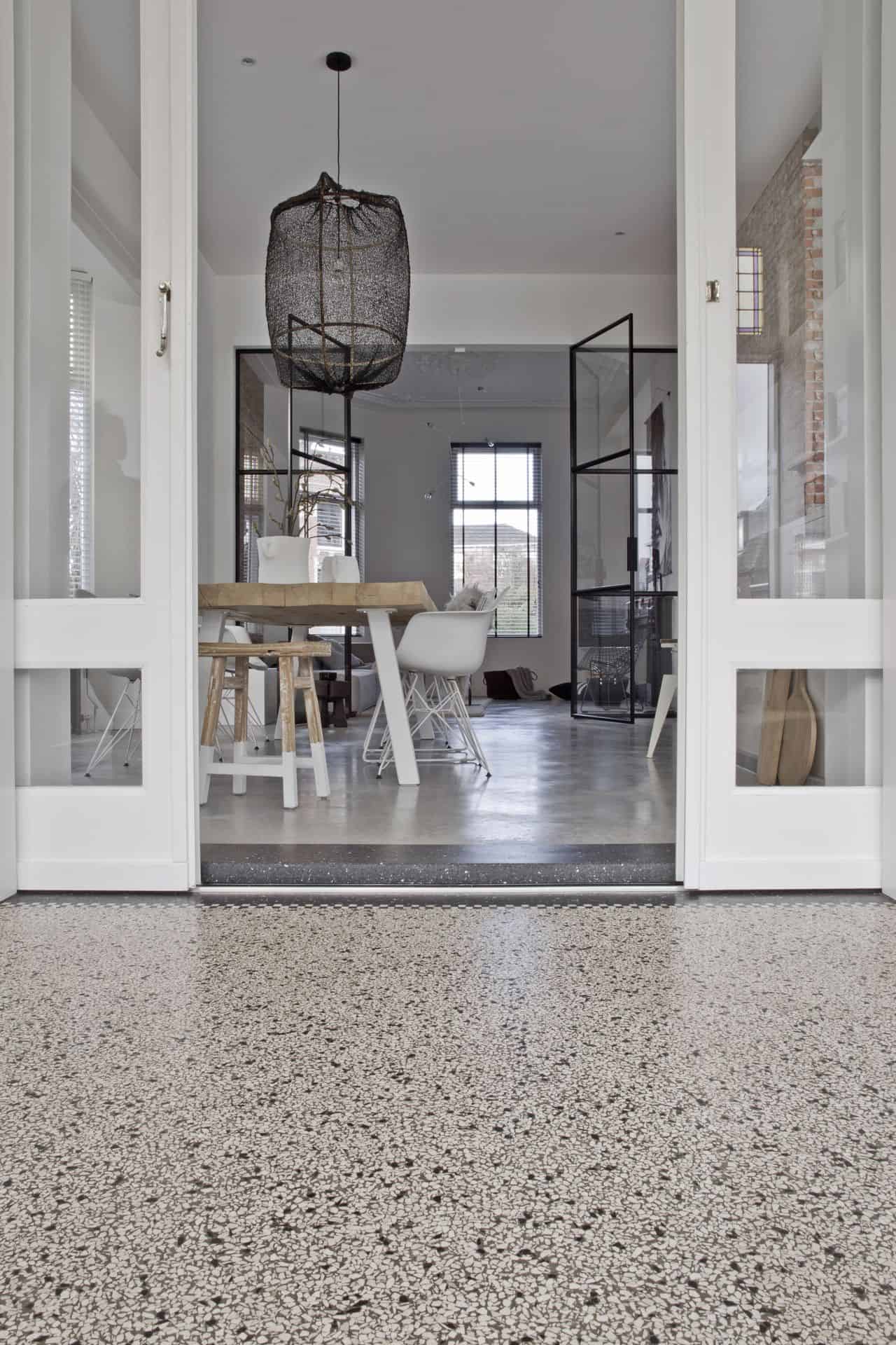 interieur met betonvloer en witte deuren